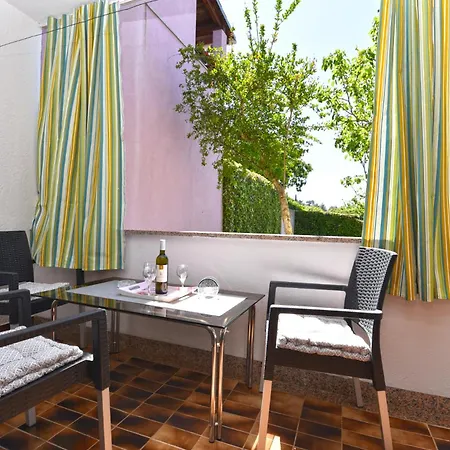 Nevina 1230 Apartman *