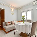 Nevina 1230 Apartment *