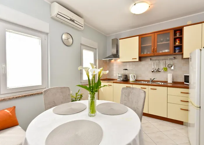 Nevina 1230 Apartment